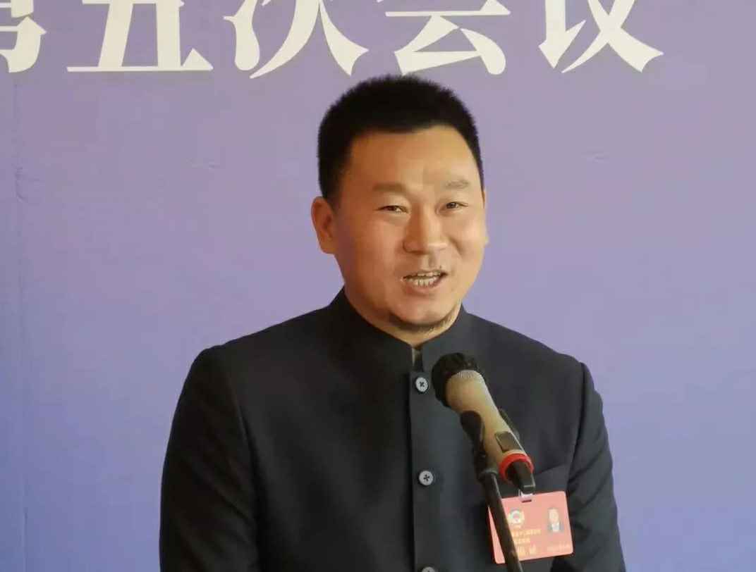 202204221343.jpg 为进一步展示市政协团结、民主、开放、自信的形象,向市民和网友展示政协委员的履职风采,中山市政协十二届五次会议在2月4日上午开幕前开设“委员通道”,市政协委员、半岛·官方最新网站-半岛online(中国)公司总经理陈朝阳走进“委员通道”,回应社会关切的问题。他就如何做好城市应急管理规划的问题进行发言,并回答记者提问。.jpg